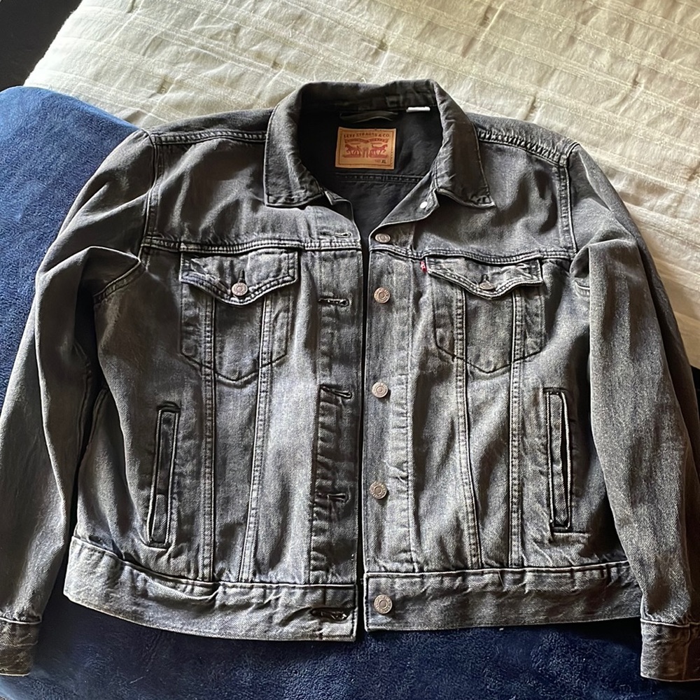 Women’s washed black Levi’s denim jacket size XL